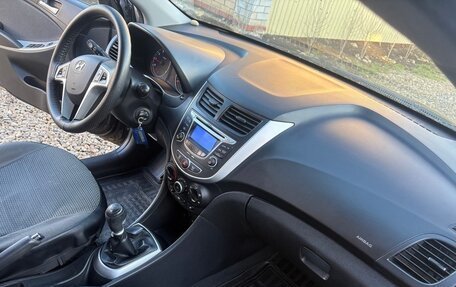 Hyundai Solaris II рестайлинг, 2011 год, 750 000 рублей, 3 фотография