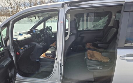 Toyota Voxy III, 2015 год, 1 700 000 рублей, 10 фотография