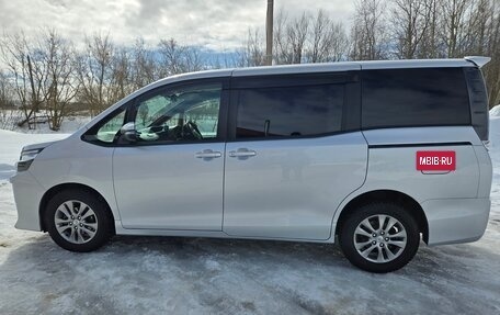 Toyota Voxy III, 2015 год, 1 700 000 рублей, 20 фотография