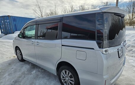 Toyota Voxy III, 2015 год, 1 700 000 рублей, 21 фотография