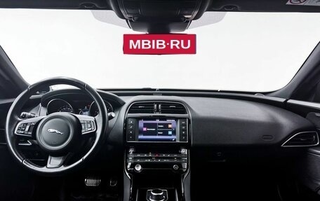 Jaguar XE I рестайлинг, 2016 год, 2 400 000 рублей, 8 фотография