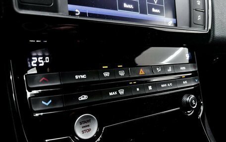 Jaguar XE I рестайлинг, 2016 год, 2 400 000 рублей, 12 фотография