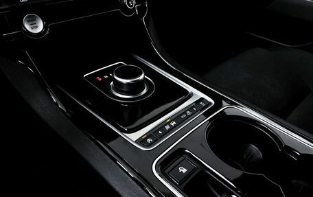 Jaguar XE I рестайлинг, 2016 год, 2 400 000 рублей, 17 фотография