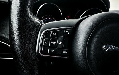 Jaguar XE I рестайлинг, 2016 год, 2 400 000 рублей, 14 фотография