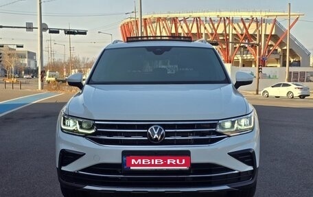 Volkswagen Tiguan II, 2023 год, 3 280 000 рублей, 2 фотография