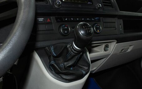 Volkswagen Caravelle T6 рестайлинг, 2015 год, 2 200 000 рублей, 17 фотография