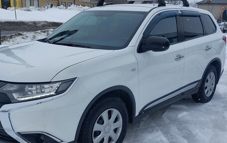 Mitsubishi Outlander III рестайлинг 3, 2017 год, 1 700 000 рублей, 3 фотография