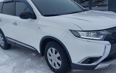 Mitsubishi Outlander III рестайлинг 3, 2017 год, 1 700 000 рублей, 2 фотография