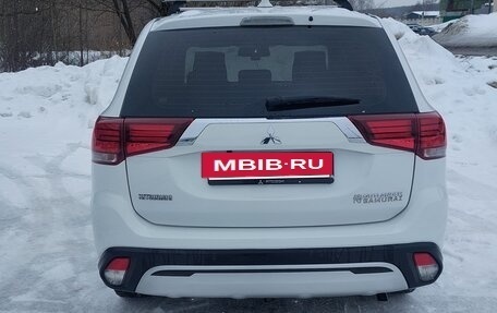 Mitsubishi Outlander III рестайлинг 3, 2017 год, 1 700 000 рублей, 7 фотография
