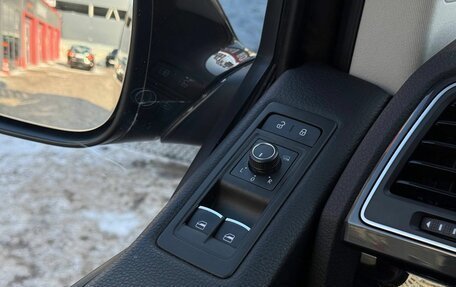 Volkswagen Multivan T6 рестайлинг, 2019 год, 5 200 000 рублей, 25 фотография