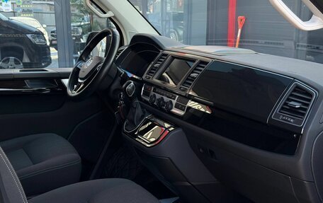 Volkswagen Multivan T6 рестайлинг, 2019 год, 5 200 000 рублей, 23 фотография