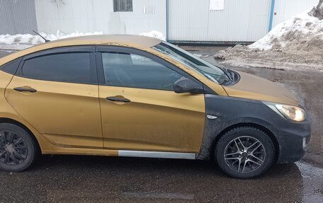 Hyundai Solaris II рестайлинг, 2013 год, 375 000 рублей, 2 фотография