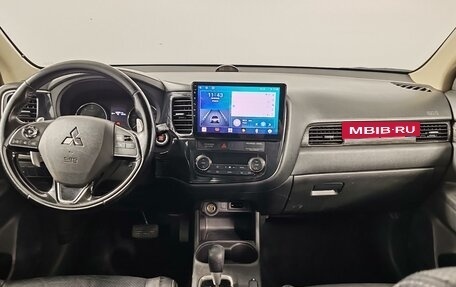 Mitsubishi Outlander III рестайлинг 3, 2016 год, 1 875 000 рублей, 14 фотография