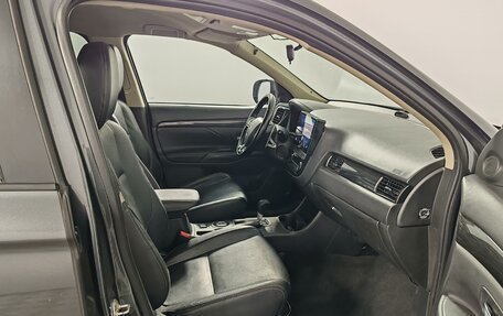Mitsubishi Outlander III рестайлинг 3, 2016 год, 1 875 000 рублей, 25 фотография