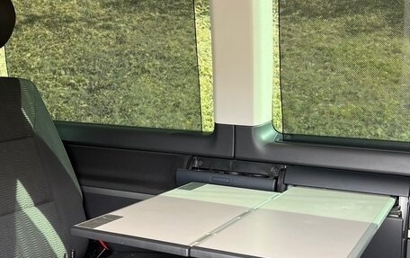 Volkswagen Multivan T6 рестайлинг, 2018 год, 3 600 000 рублей, 2 фотография