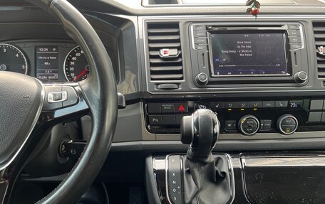 Volkswagen Multivan T6 рестайлинг, 2018 год, 3 600 000 рублей, 8 фотография