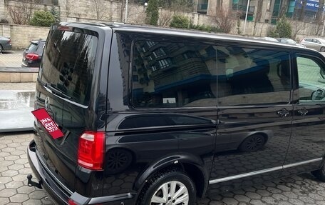 Volkswagen Multivan T6 рестайлинг, 2018 год, 3 600 000 рублей, 11 фотография