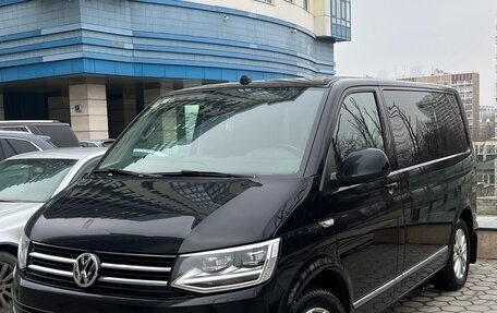 Volkswagen Multivan T6 рестайлинг, 2018 год, 3 600 000 рублей, 12 фотография