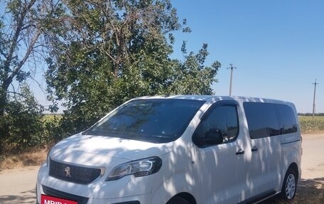 Peugeot Traveller I, 2019 год, 1 800 000 рублей, 4 фотография