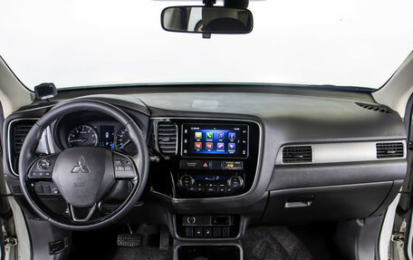 Mitsubishi Outlander III рестайлинг 3, 2018 год, 2 098 000 рублей, 10 фотография