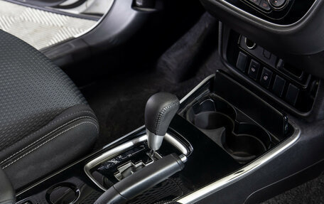 Mitsubishi Outlander III рестайлинг 3, 2018 год, 2 098 000 рублей, 14 фотография