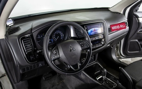 Mitsubishi Outlander III рестайлинг 3, 2018 год, 2 098 000 рублей, 20 фотография