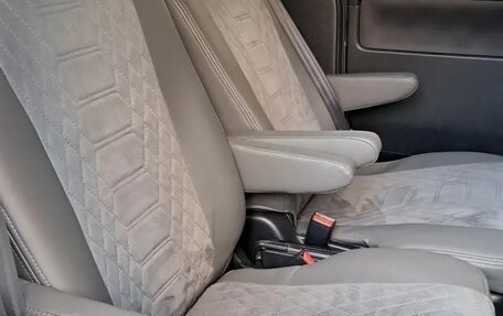 Toyota Voxy III, 2019 год, 2 450 000 рублей, 13 фотография