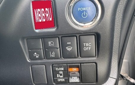 Toyota Voxy III, 2019 год, 2 450 000 рублей, 17 фотография