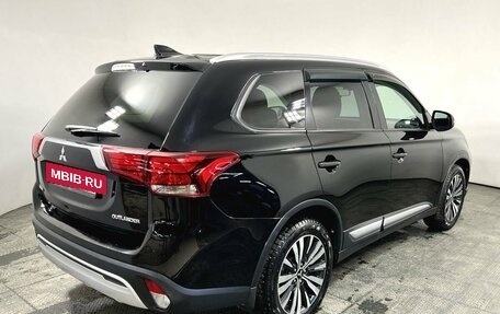Mitsubishi Outlander III рестайлинг 3, 2019 год, 2 290 000 рублей, 5 фотография