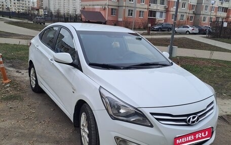 Hyundai Solaris II рестайлинг, 2014 год, 860 000 рублей, 2 фотография