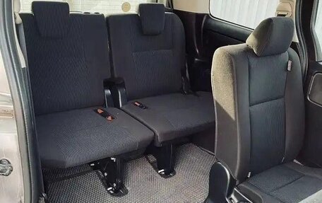 Toyota Voxy III, 2017 год, 2 198 000 рублей, 7 фотография