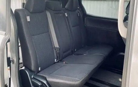 Toyota Voxy III, 2017 год, 2 198 000 рублей, 6 фотография