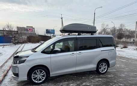 Toyota Voxy III, 2017 год, 2 198 000 рублей, 2 фотография