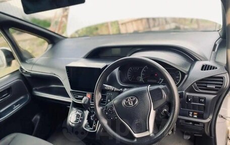 Toyota Voxy III, 2017 год, 2 198 000 рублей, 5 фотография