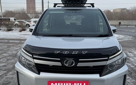 Toyota Voxy III, 2017 год, 2 198 000 рублей, 3 фотография