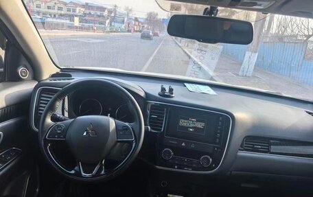 Mitsubishi Outlander III рестайлинг 3, 2022 год, 1 690 000 рублей, 8 фотография