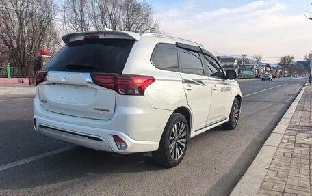 Mitsubishi Outlander III рестайлинг 3, 2022 год, 1 690 000 рублей, 4 фотография