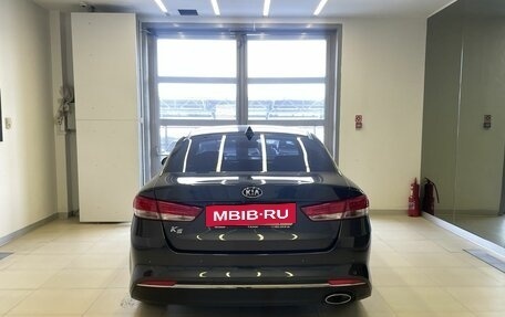 KIA K5 II, 2017 год, 2 100 000 рублей, 5 фотография