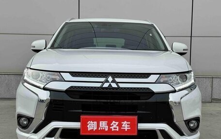 Mitsubishi Outlander III рестайлинг 3, 2022 год, 1 710 000 рублей, 2 фотография
