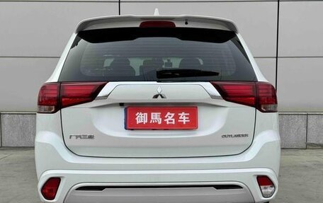 Mitsubishi Outlander III рестайлинг 3, 2022 год, 1 710 000 рублей, 5 фотография