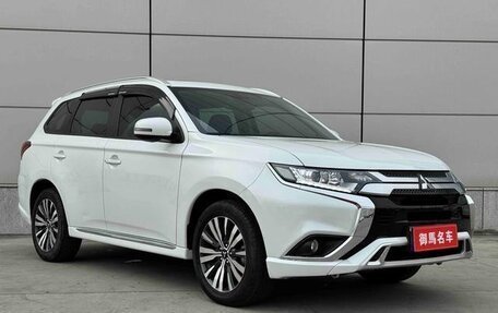 Mitsubishi Outlander III рестайлинг 3, 2022 год, 1 710 000 рублей, 3 фотография