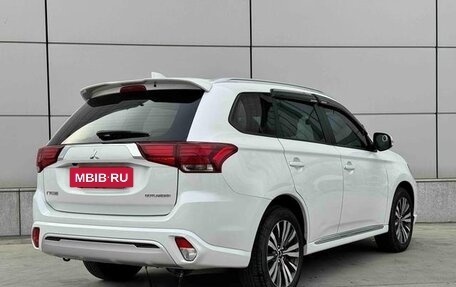 Mitsubishi Outlander III рестайлинг 3, 2022 год, 1 710 000 рублей, 4 фотография