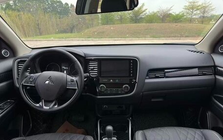 Mitsubishi Outlander III рестайлинг 3, 2022 год, 1 740 000 рублей, 9 фотография