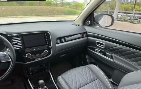 Mitsubishi Outlander III рестайлинг 3, 2022 год, 1 740 000 рублей, 10 фотография