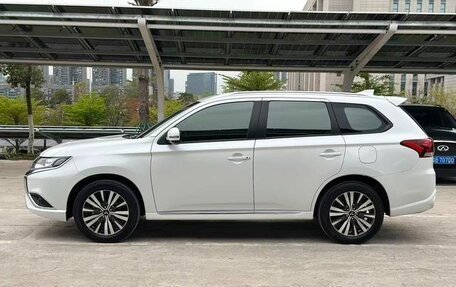 Mitsubishi Outlander III рестайлинг 3, 2022 год, 1 740 000 рублей, 6 фотография