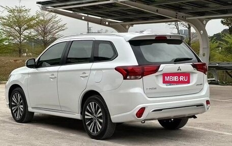 Mitsubishi Outlander III рестайлинг 3, 2022 год, 1 740 000 рублей, 5 фотография