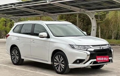 Mitsubishi Outlander III рестайлинг 3, 2022 год, 1 740 000 рублей, 3 фотография
