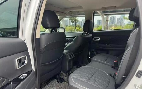 Mitsubishi Outlander III рестайлинг 3, 2022 год, 1 740 000 рублей, 12 фотография