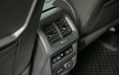 Volkswagen Tiguan II, 2018 год, 2 525 000 рублей, 15 фотография