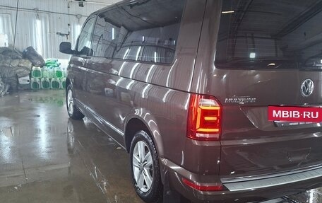 Volkswagen Multivan T6 рестайлинг, 2017 год, 4 500 000 рублей, 9 фотография